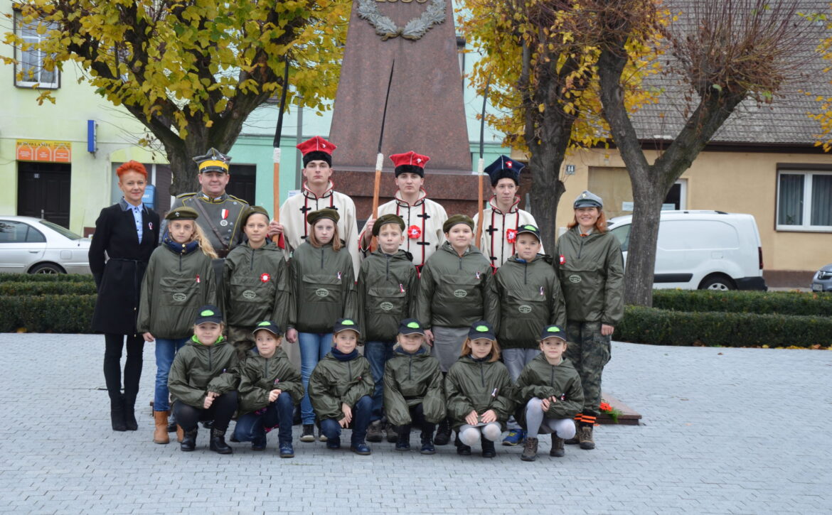 Zdjęcie przedstawia kosynierów