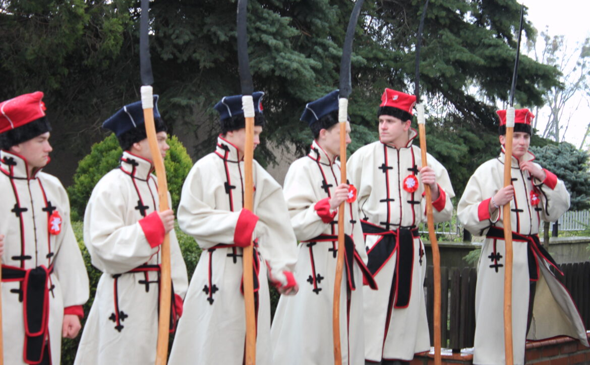 Zdjęcie przedstawia grupę kosynierów