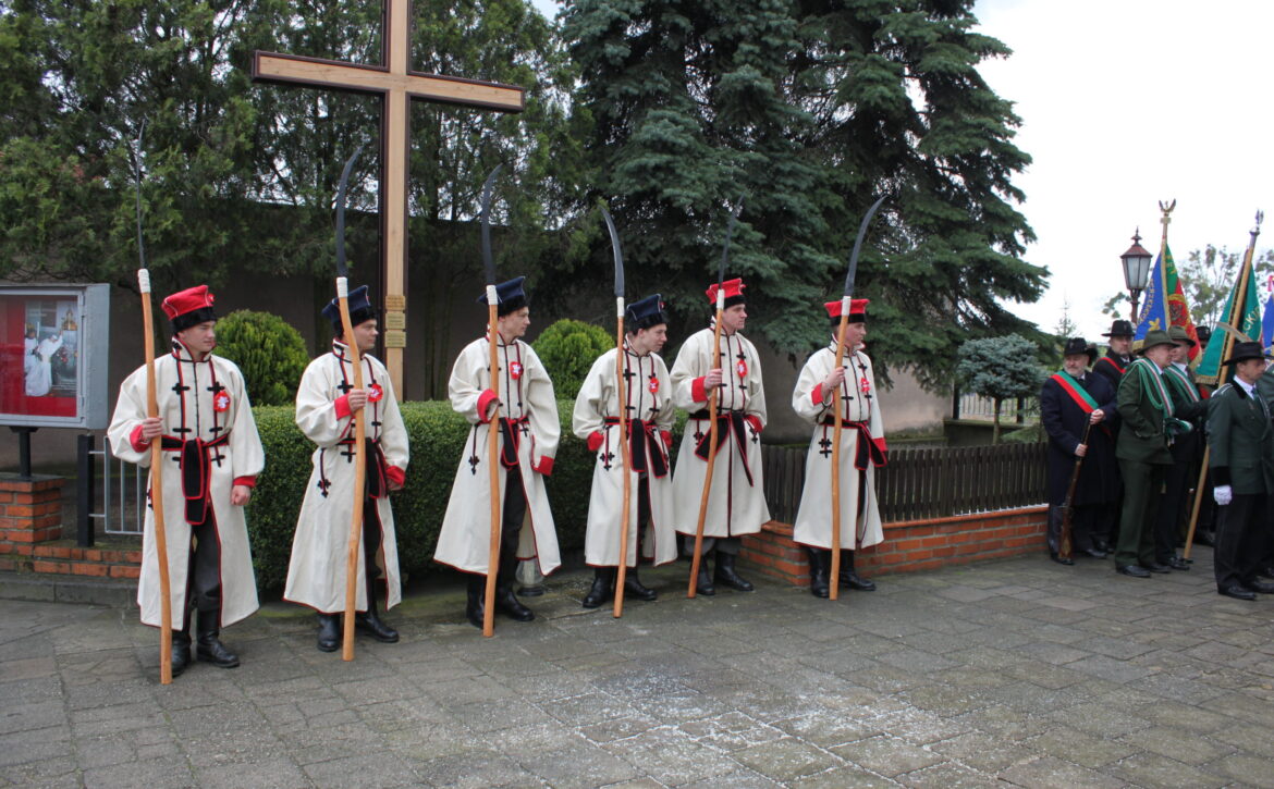 Zdjęcie przedstawia grupę kosynierów