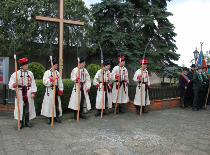 Zdjęcie przedstawia grupę kosynierów