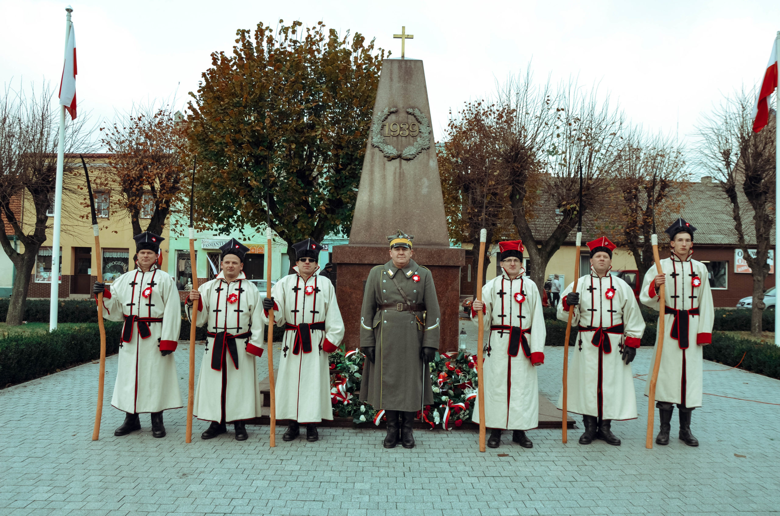 Zdjęcie przedstawia grupę kosynierów na rynku w książu