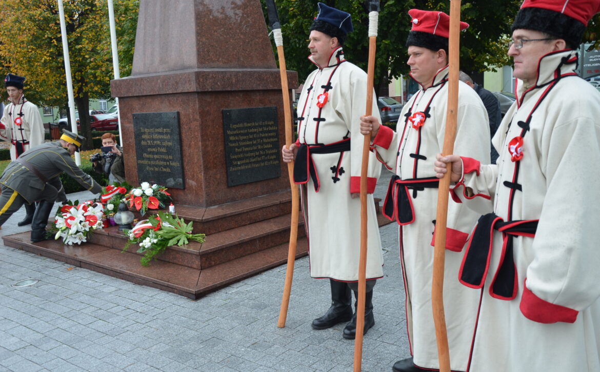 Zdjęcie przedstawia kosynierów w rekonstrukcji