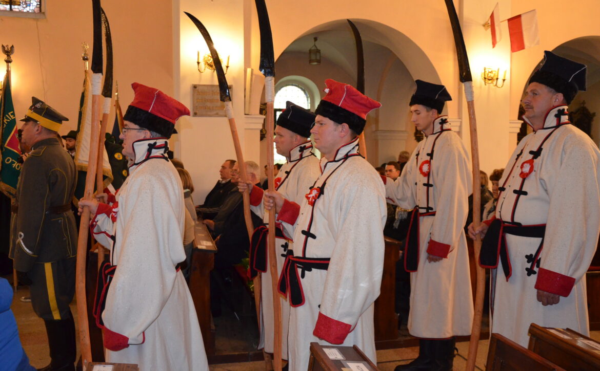 Zdjęcie przedstawia grupę kosynierów