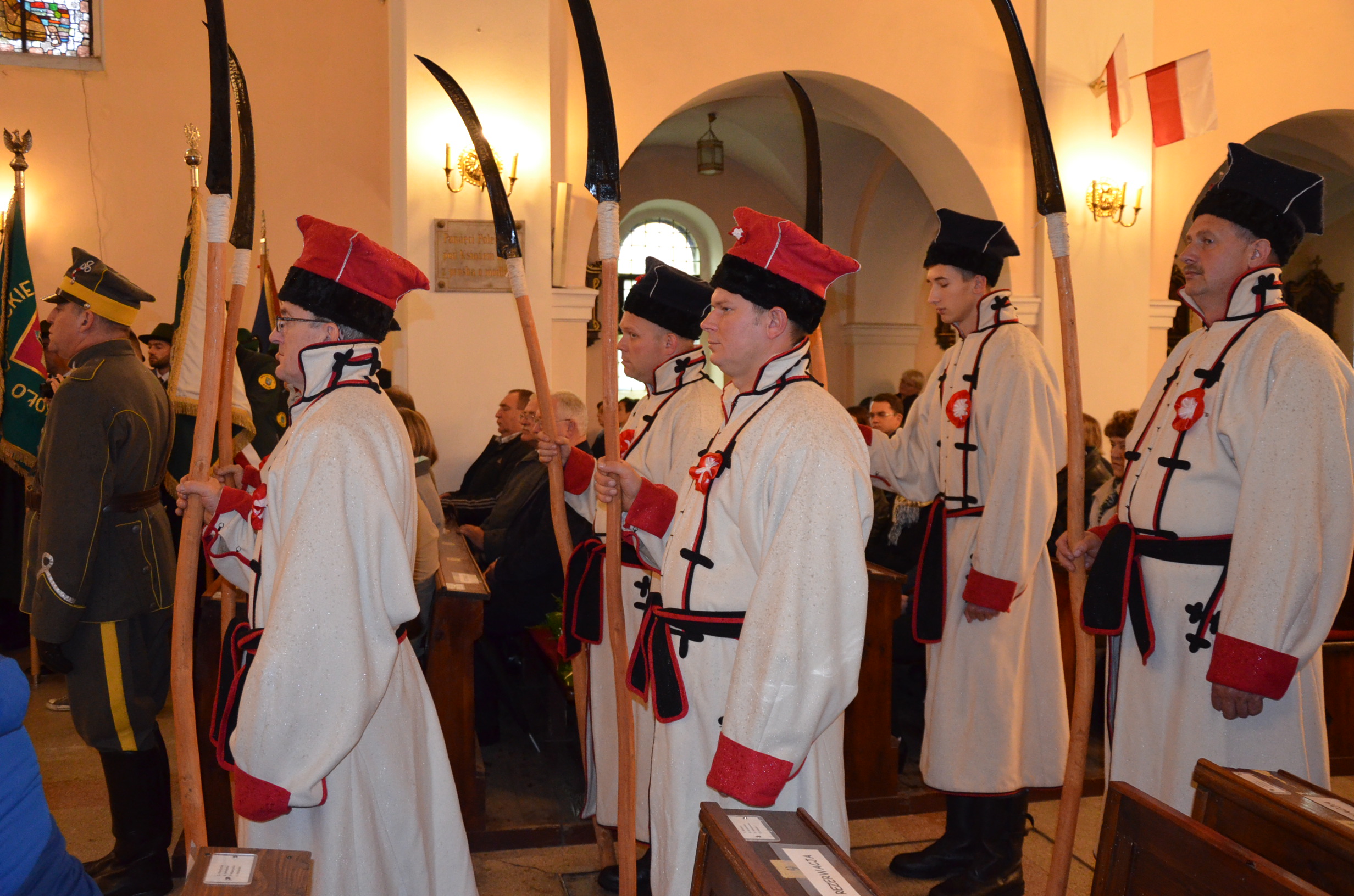 Zdjęcie przedstawia grupę kosynierów