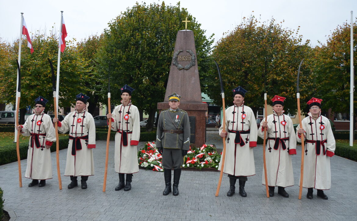 Zdjęcie przedstawia kosynierów w rekonstrukcji