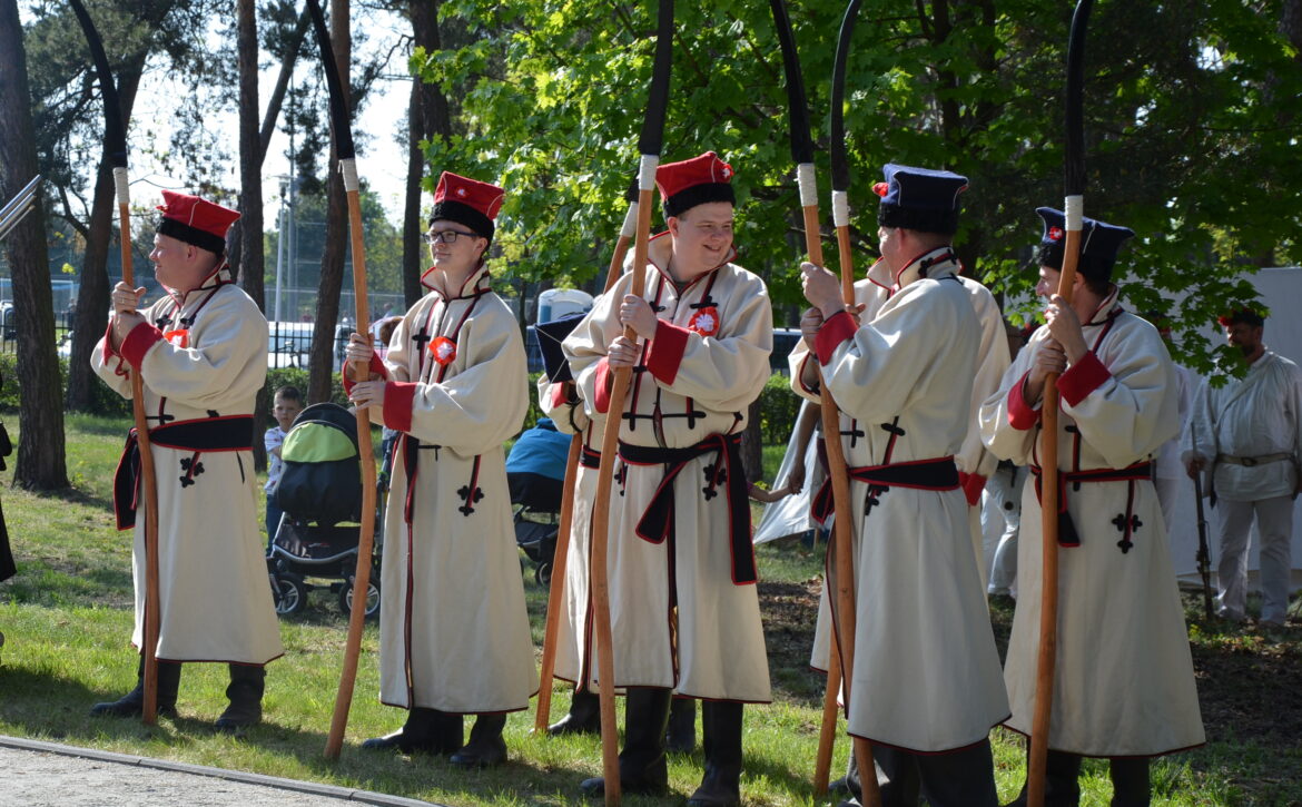 Zdjęcie przedstawia grupę kosynierów