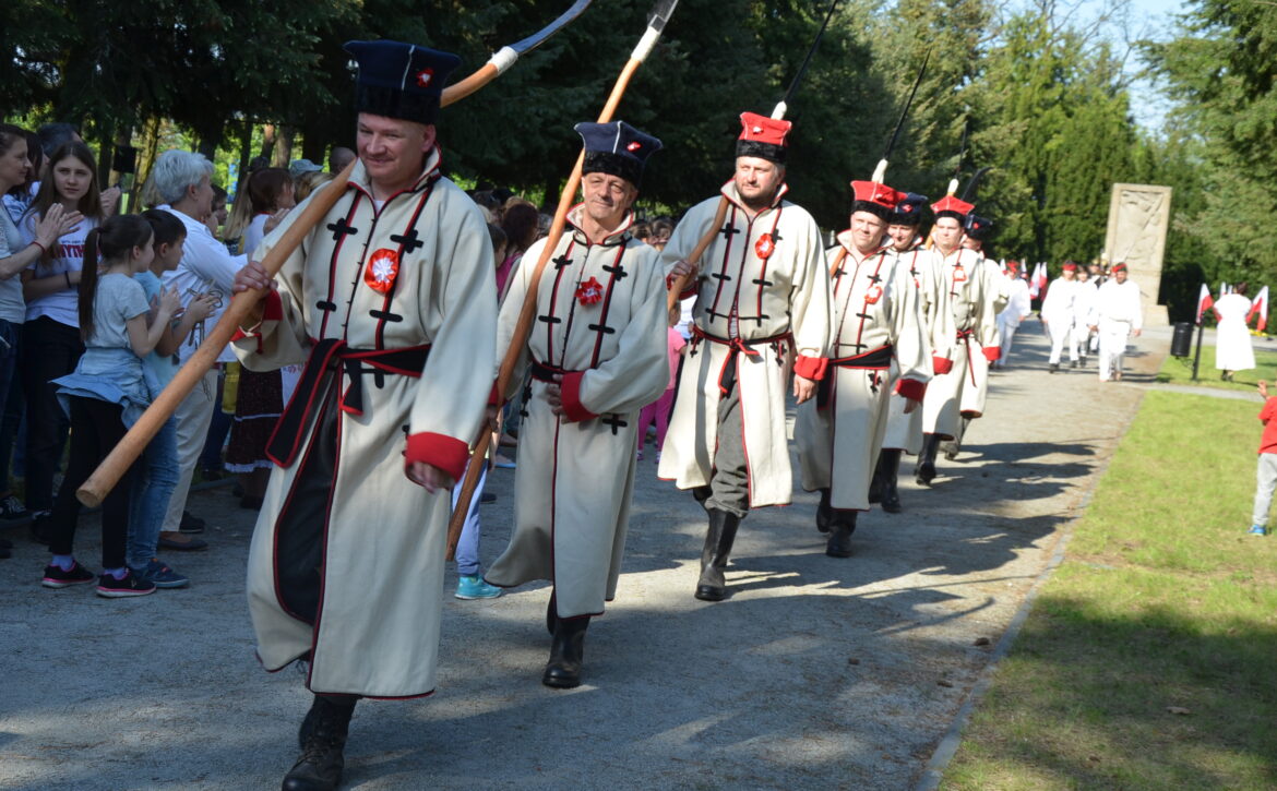 Zdjęcie przedstawia kosynierów