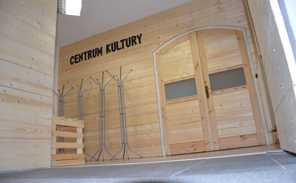Zdjęcie przedstawia salę w Cenrum kultury