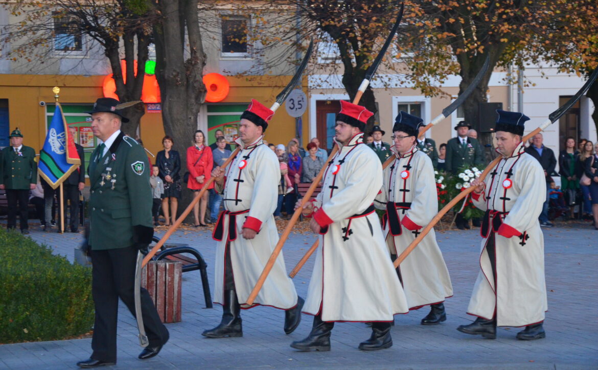 Zdjęcie przedstawia kosynierów