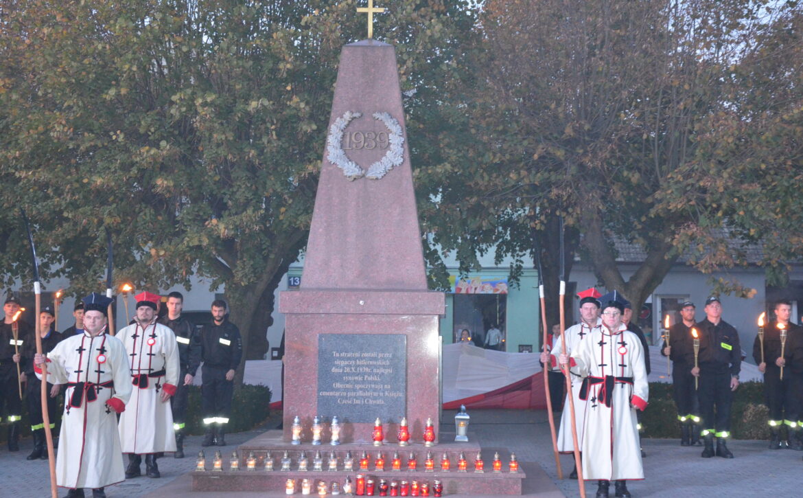 Zdjęcie przedstawia kosynierów przy pomniku na rynku w ksiązu