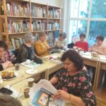 Zdjecie przedstawia członków z klubu robótek ręcznych podczas prac