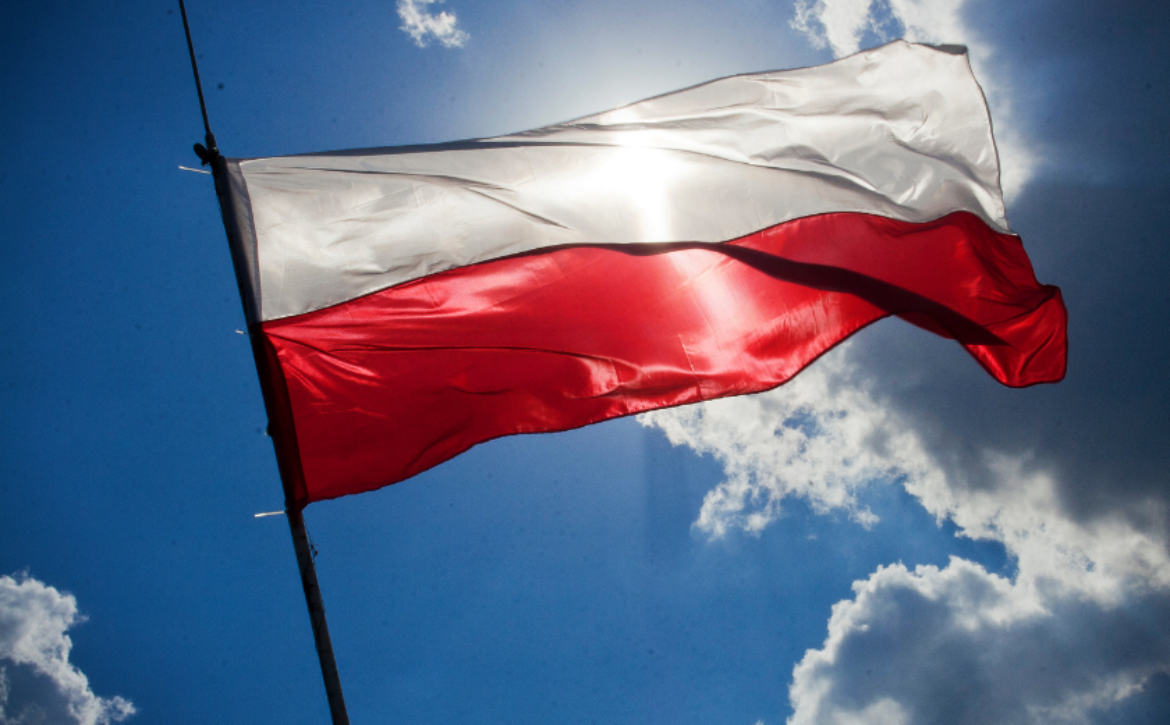 Na obrazku jest flaga Polski na tle nieba