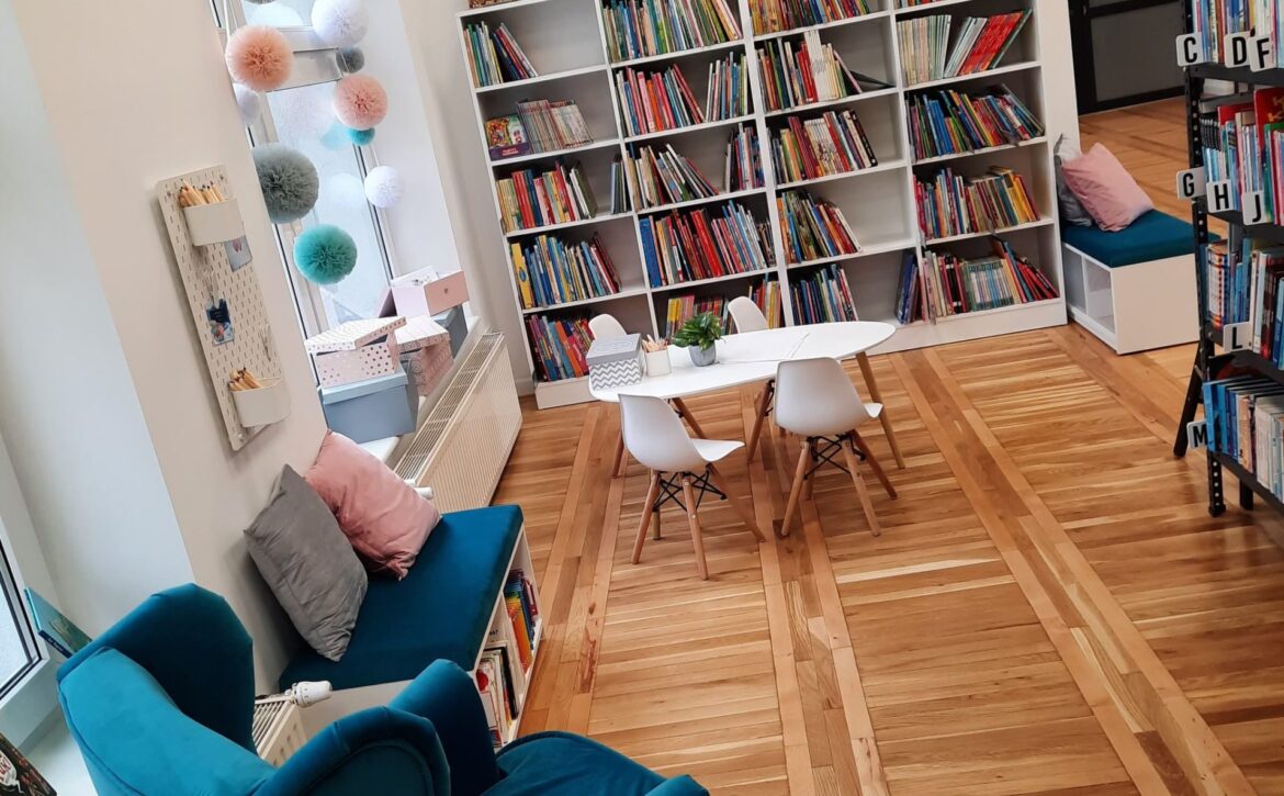 Na obrazku znajduje część biblioteki - kącik dla dzieci