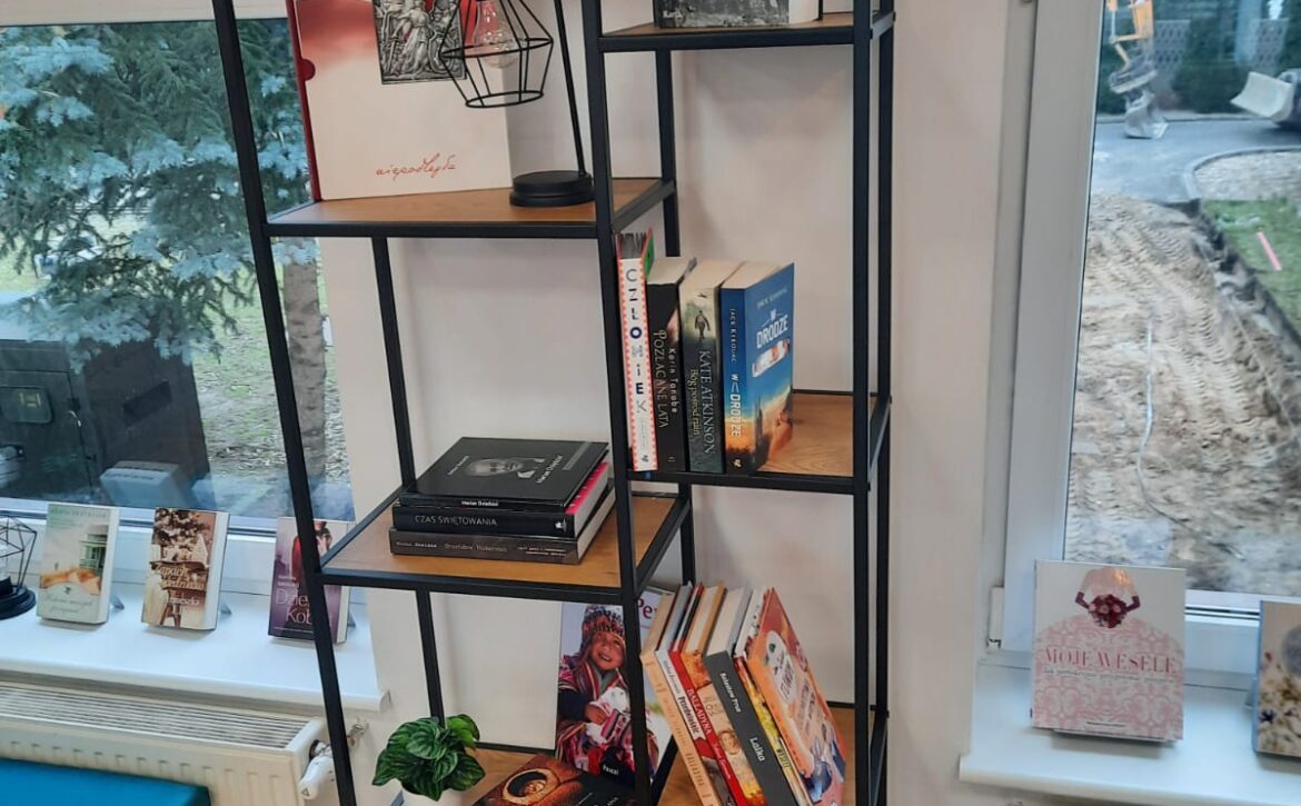 Na obrazku jest regał z książkami