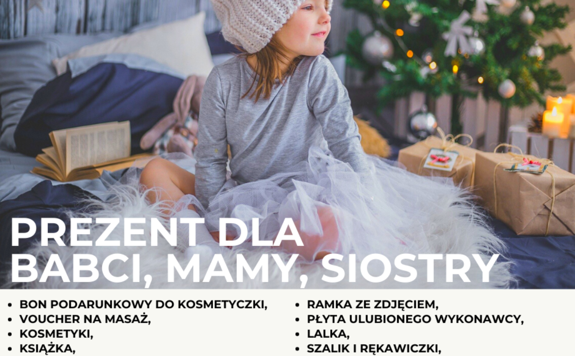 Na obrazku jest dziewczynka siedząca na łóżku z prezentami, a w tle znajduje się choinka