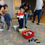 Przedprzedskole - zdjecie przedstawia zajęcia z dziećmi
