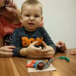 Przedprzedskole - zdjecie przedstawia zajęcia z dziećmi