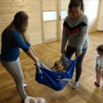 Przedprzedskole - zdjecie przedstawia zajęcia z dziećmi