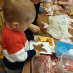 Przedprzedskole - zdjecie przedstawia zajęcia z dziećmi