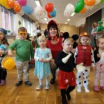 Przedprzedskole - zdjecie przedstawia zajęcia z dziećmi