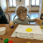 Przedprzedskole - zdjecie przedstawia zajęcia z dziećmi