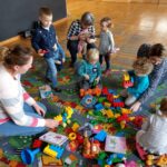 Przedprzedskole - zdjecie przedstawia zajęcia z dziećmi