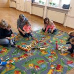 Przedprzedskole - zdjecie przedstawia zajęcia z dziećmi