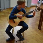 Ognisko muzyczne - zdjecie przedstawia zajęcia z dziećmi
