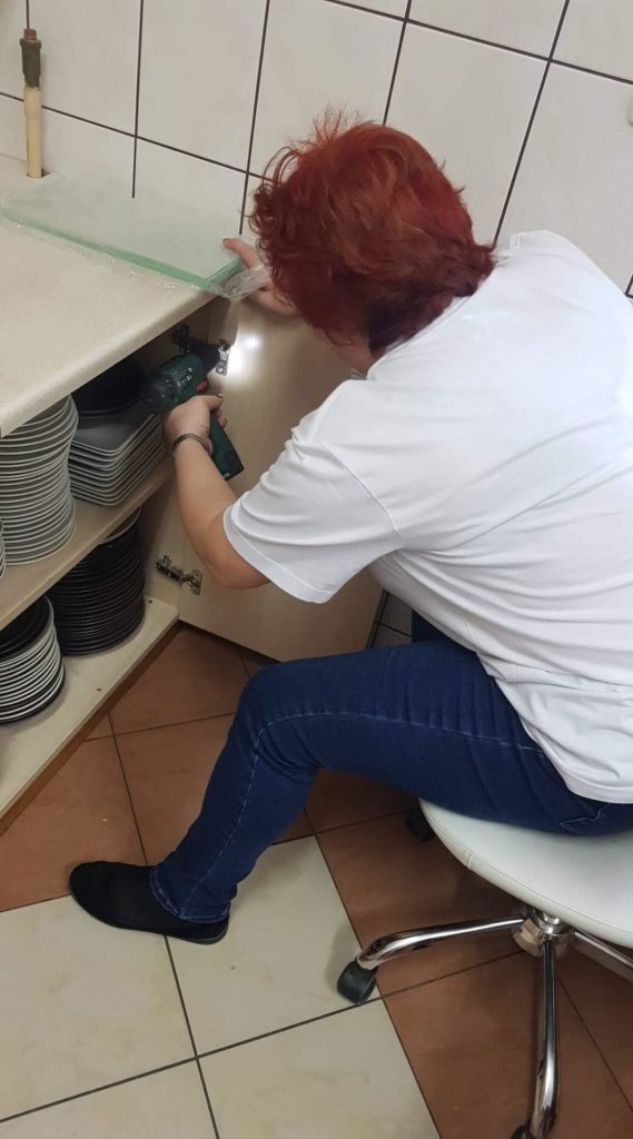 Obrazek przedstawia kobietę pracującą w remontowanej kuchni