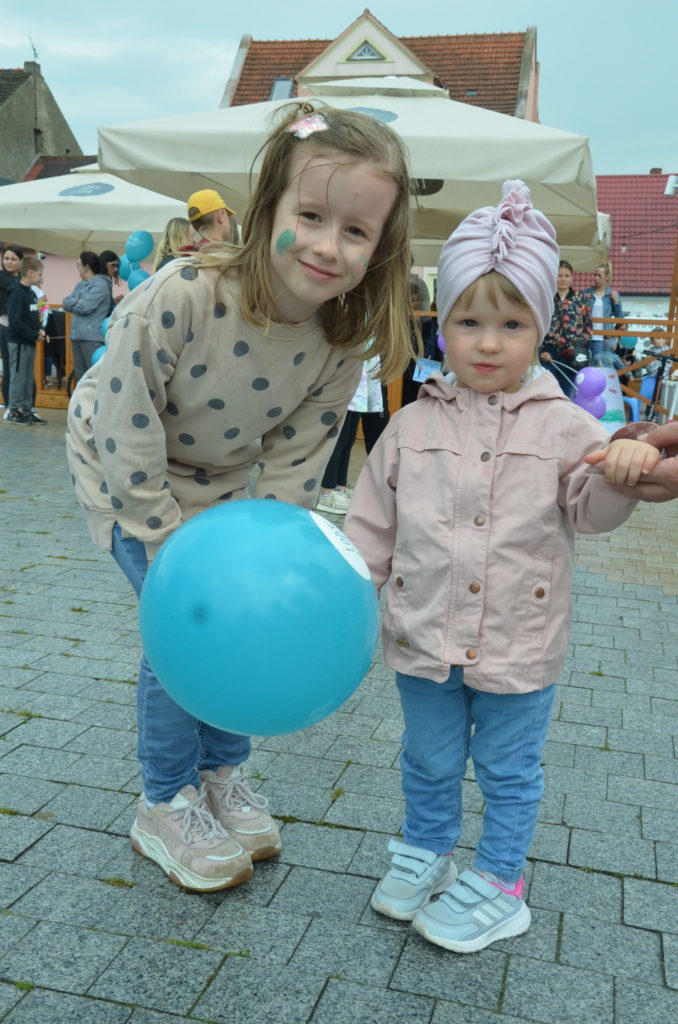 Na obrazku są 2 dziewczynki z balonikiem