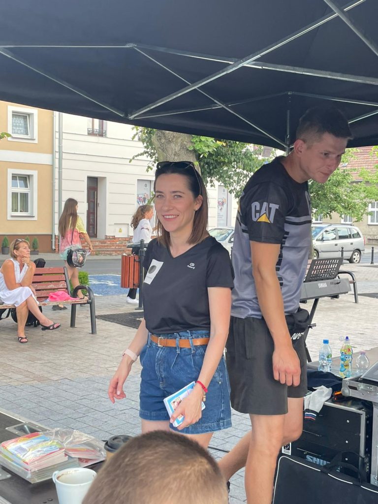 Na obrazku jest kobieta i mężczyzna pod zadaszeniem
