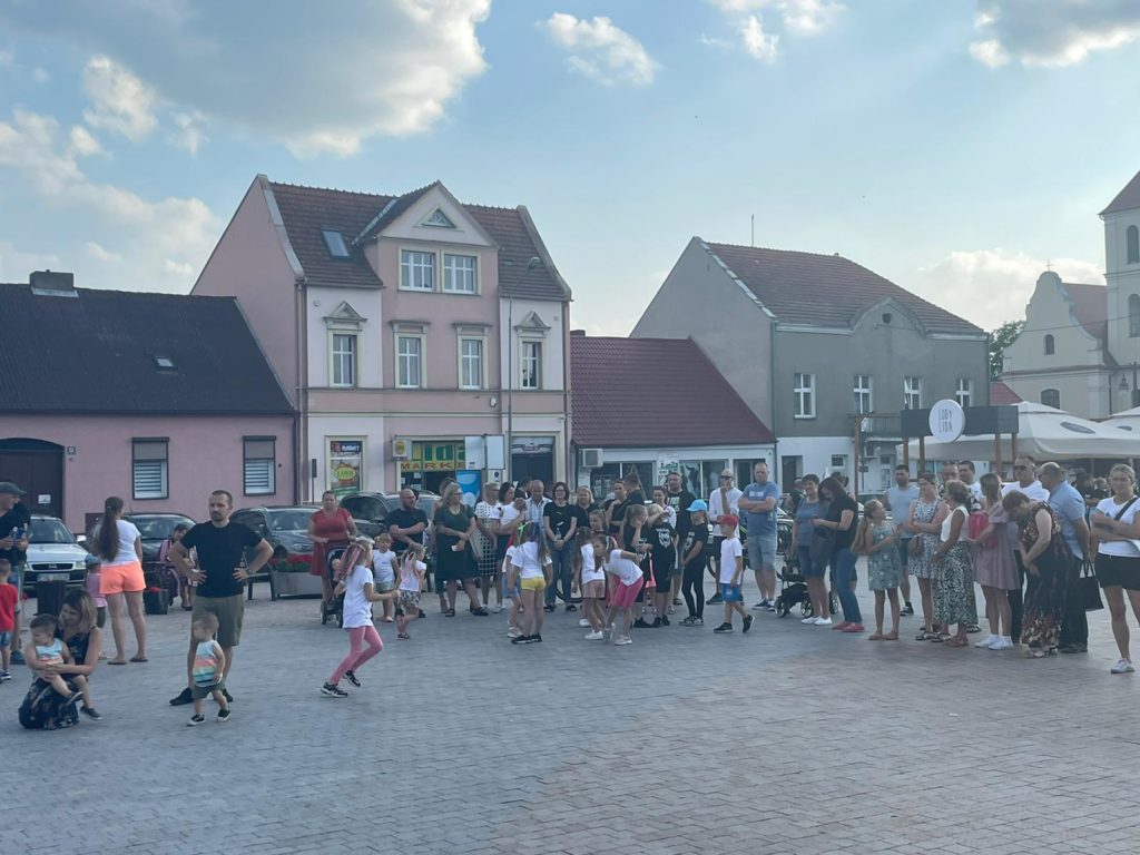 Na obrazku jest grupa ludzi na rynku