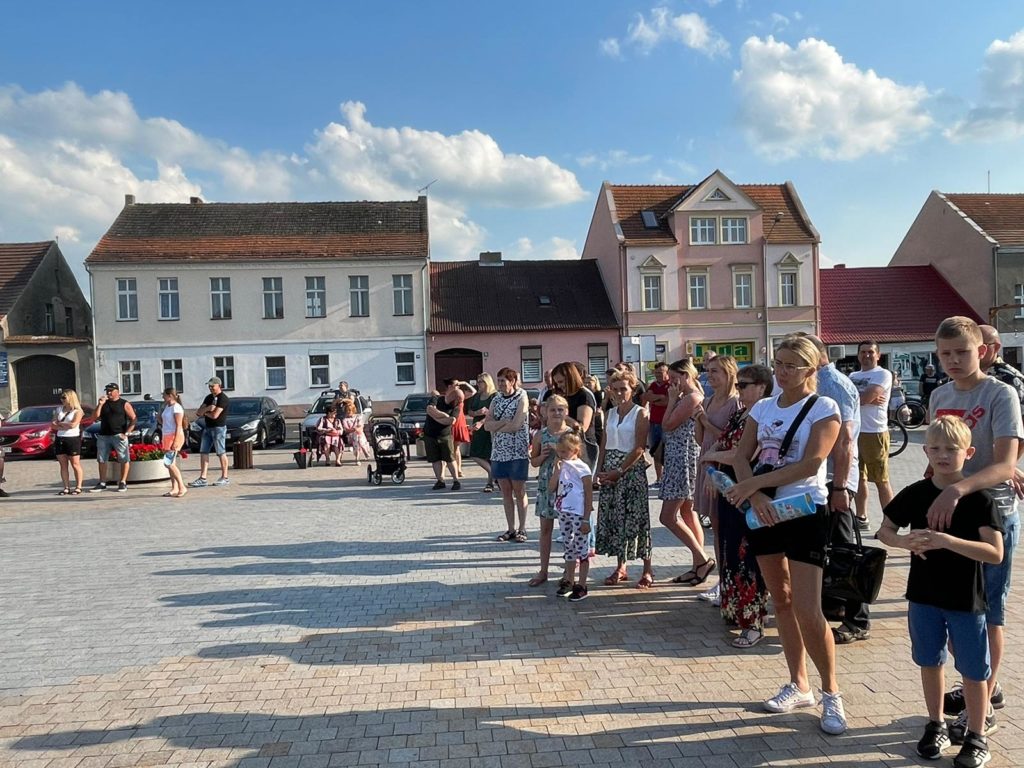 Na obrazku stoi tłum ludzi