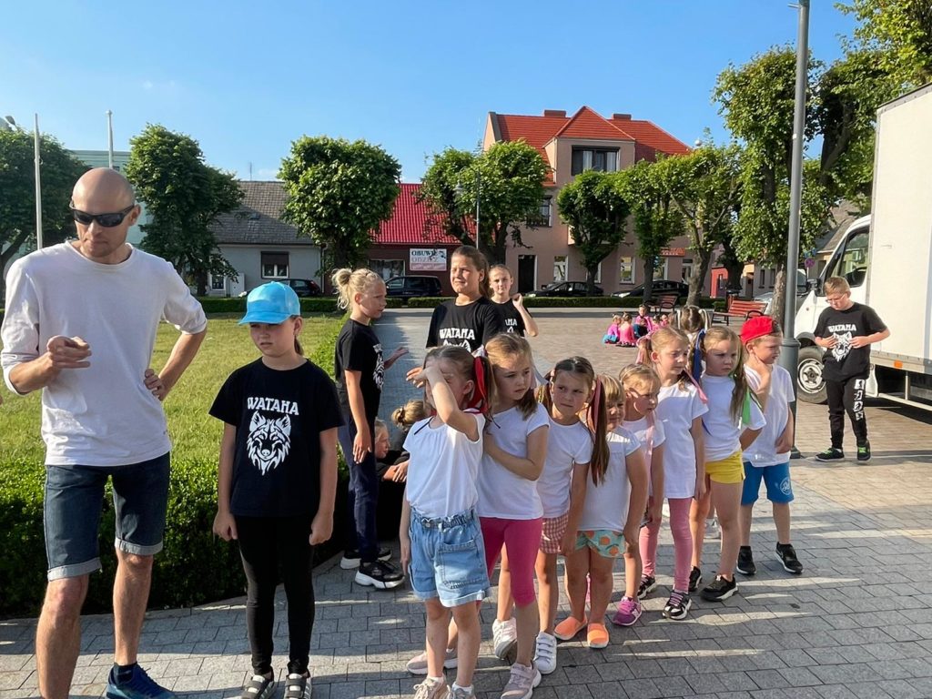 Na obrazku stoi grupa dzieci
