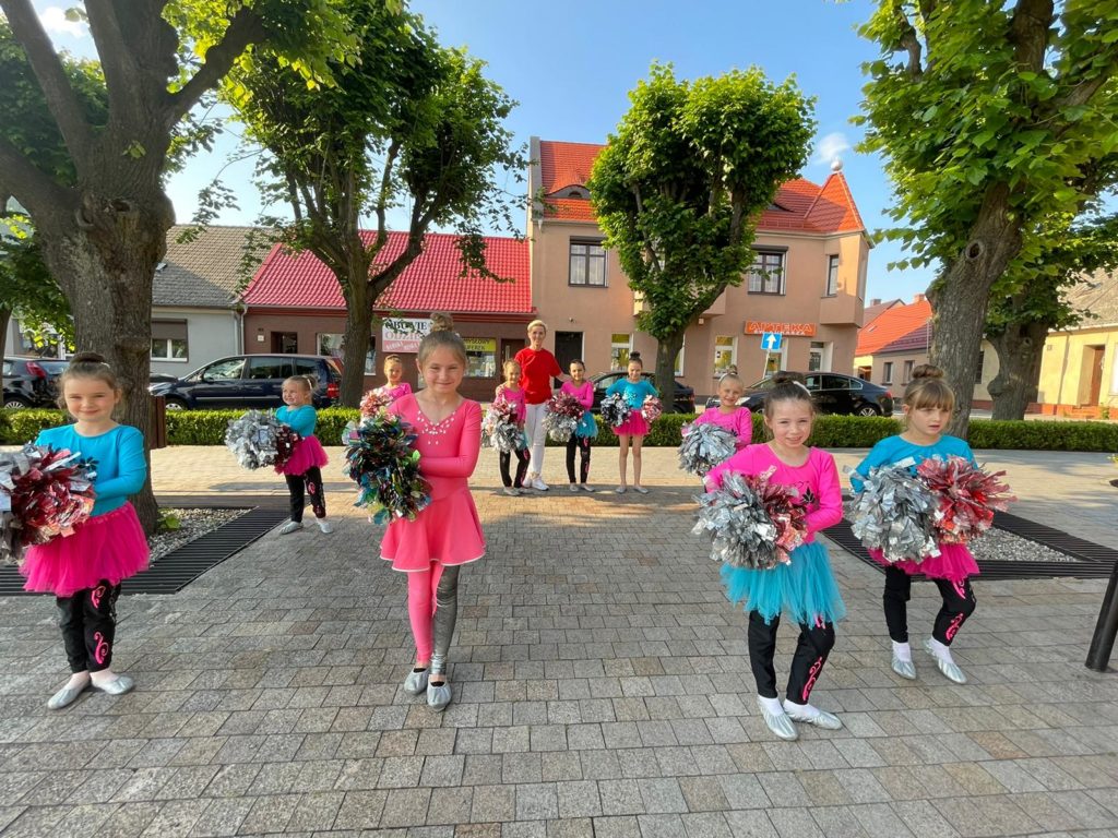 Na obrazku tańczy grupa dzieci