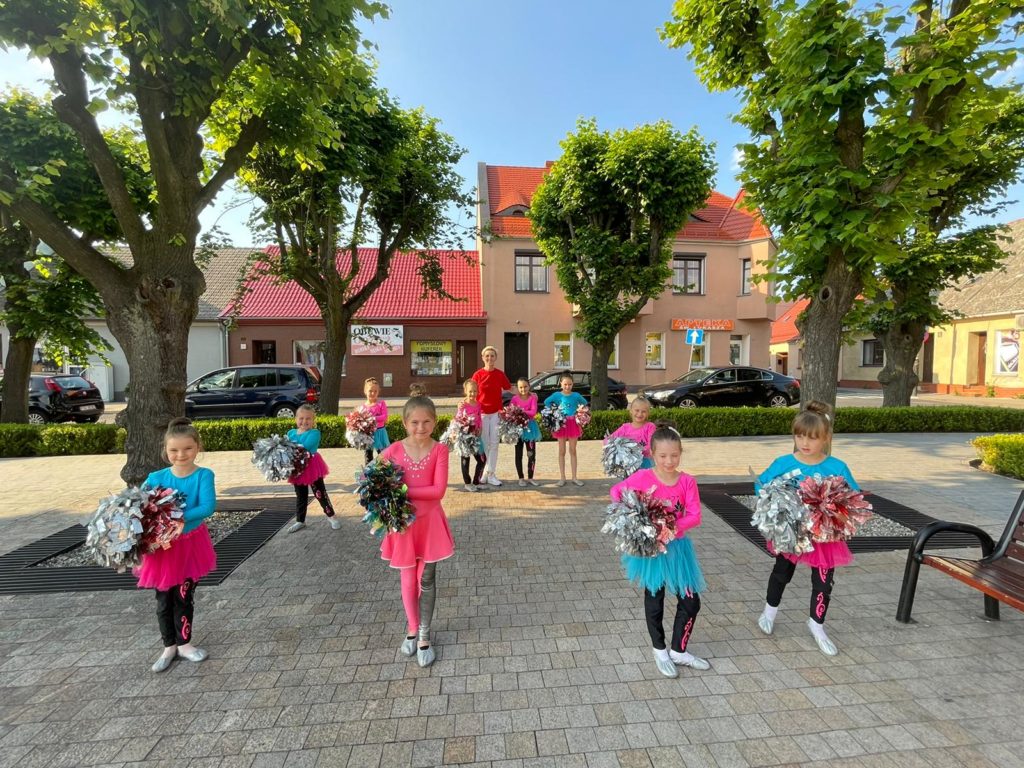 Na obrazku tańczy grupa dzieci
