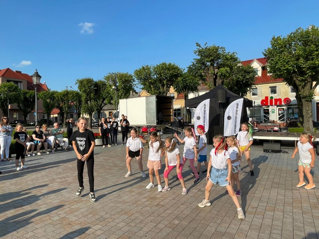 Na obrazku tańczy grupa dzieci