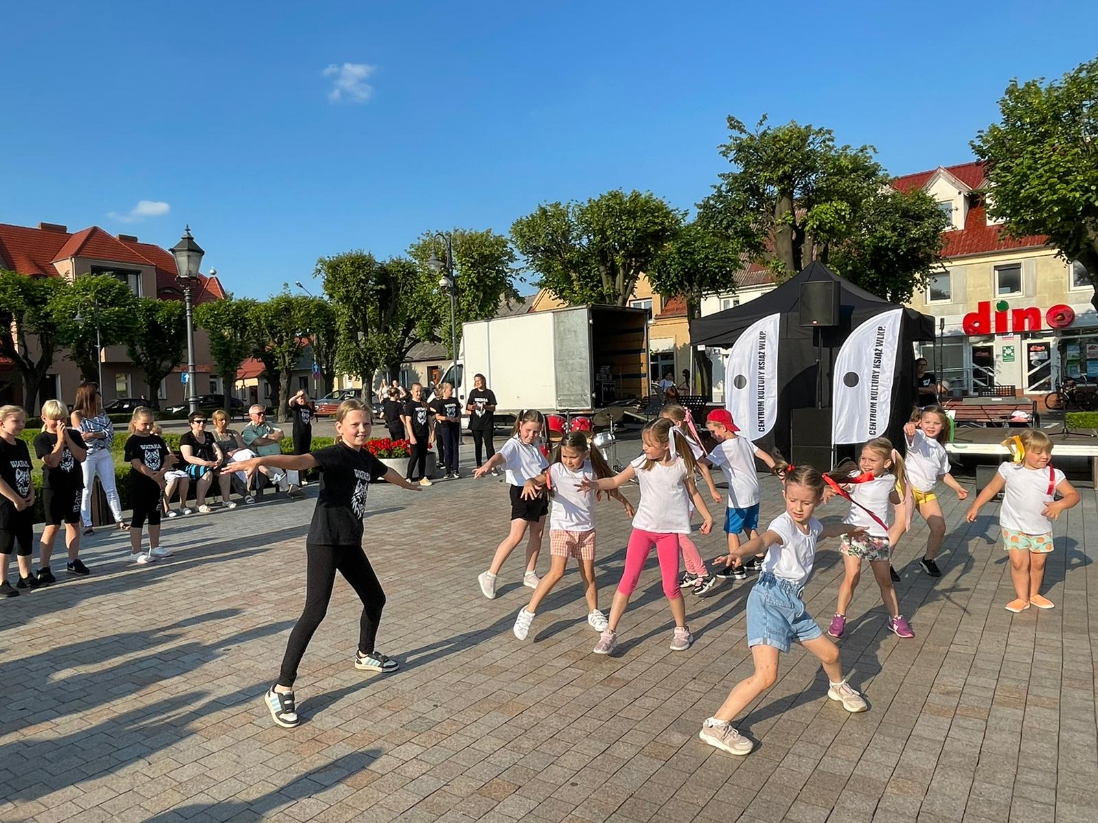 Na obrazku tańczy grupa dzieci