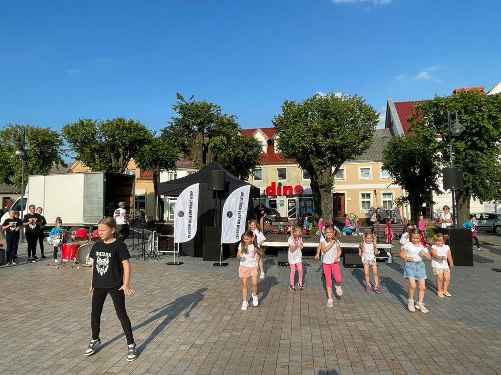 Na obrazku tańczy grupa dzieci