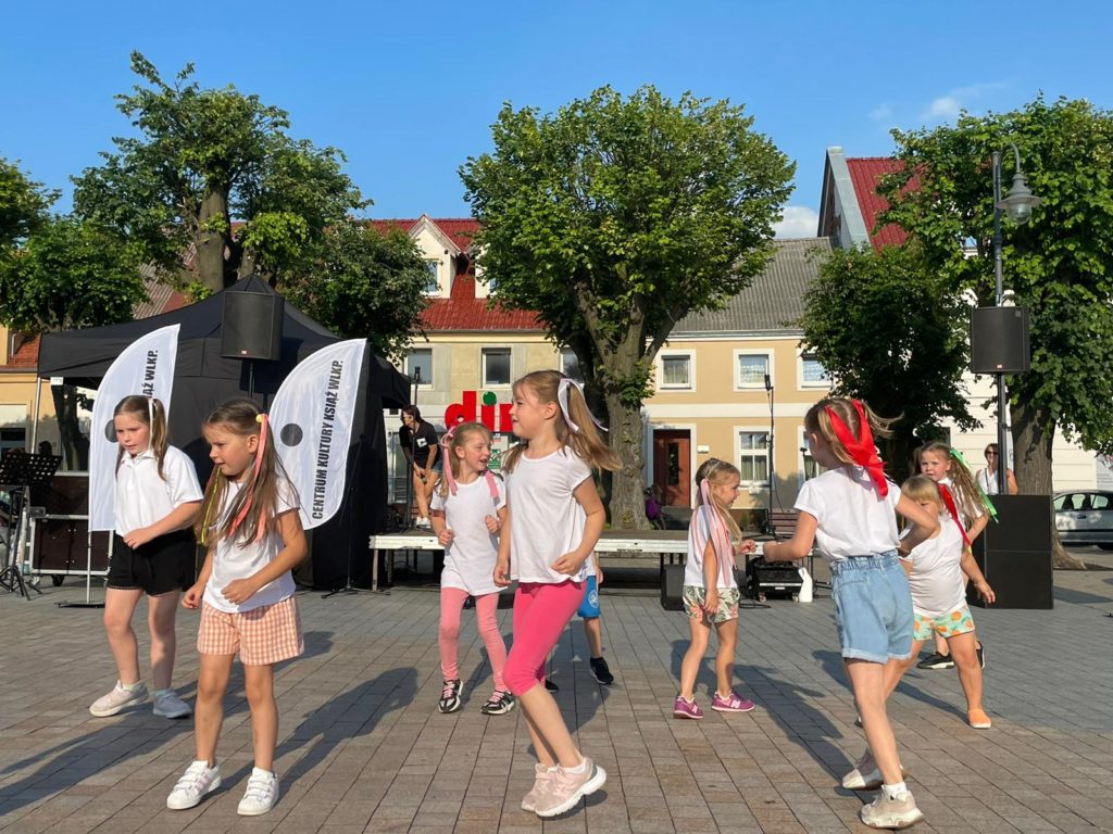 Na obrazku tańczy grupa dzieci