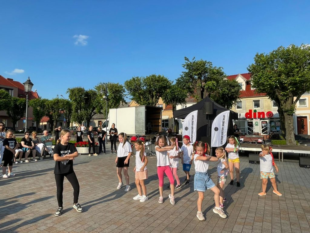Na obrazku tańczy grupa dzieci