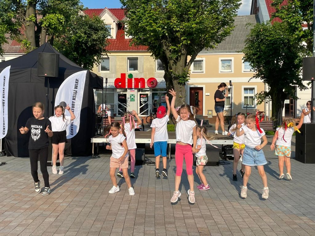 Na obrazku tańczy grupa dzieci