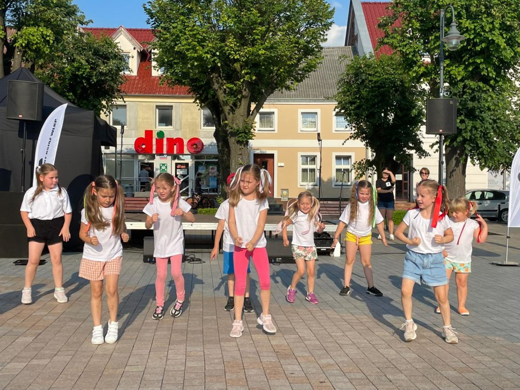 Na obrazku tańczy grupa dzieci