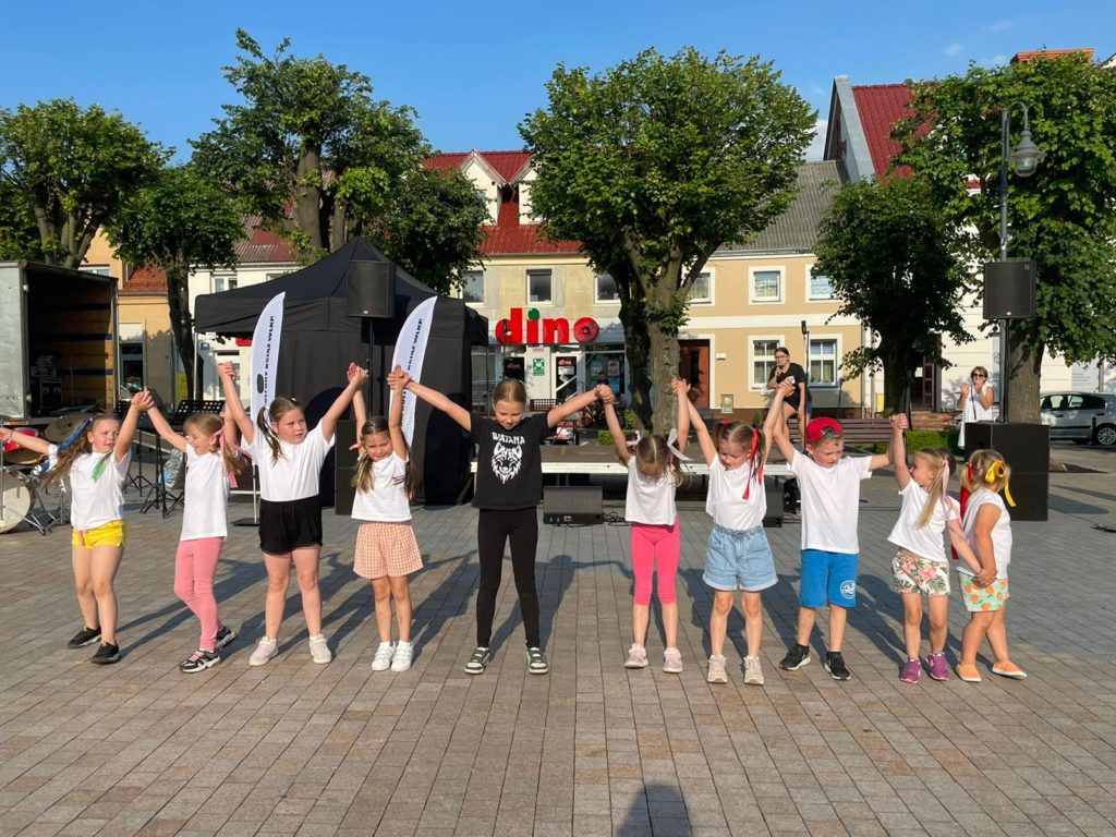 Na obrazku tańczy grupa dzieci