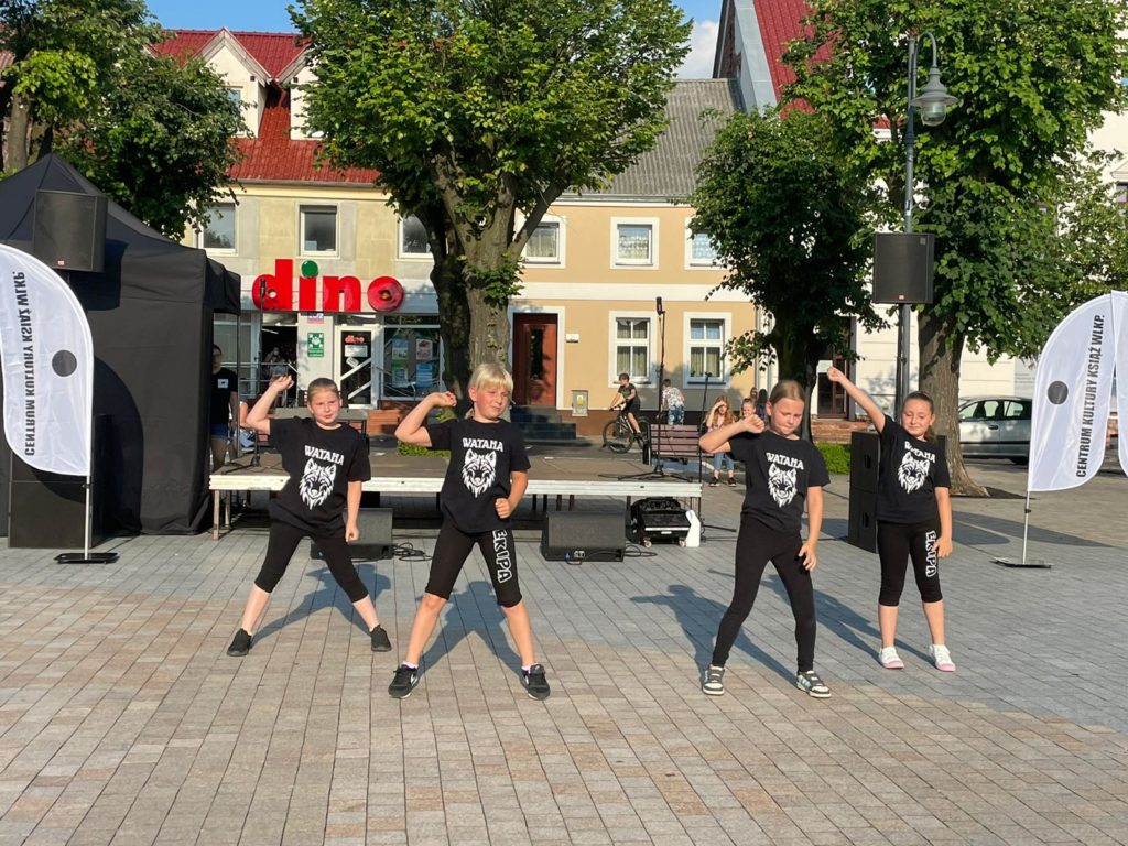 Na obrazku tańczy grupa dzieci