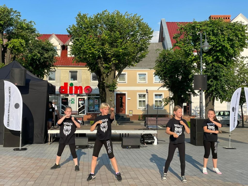 Na obrazku tańczy grupa dzieci