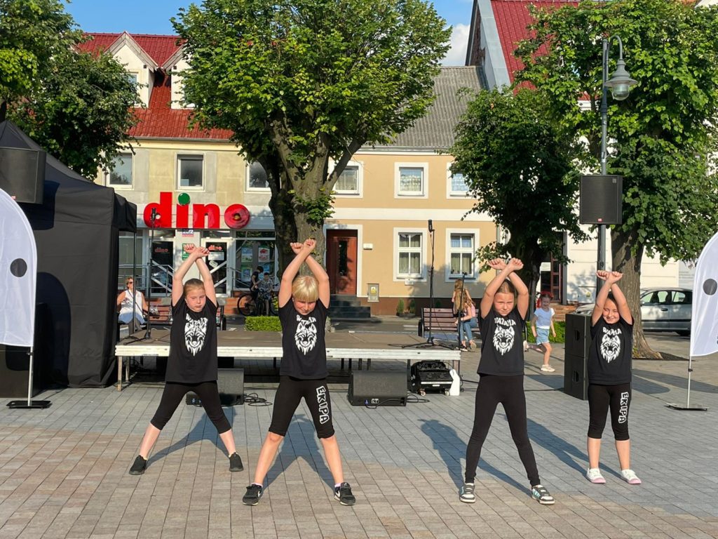 Na obrazku tańczy grupa dzieci