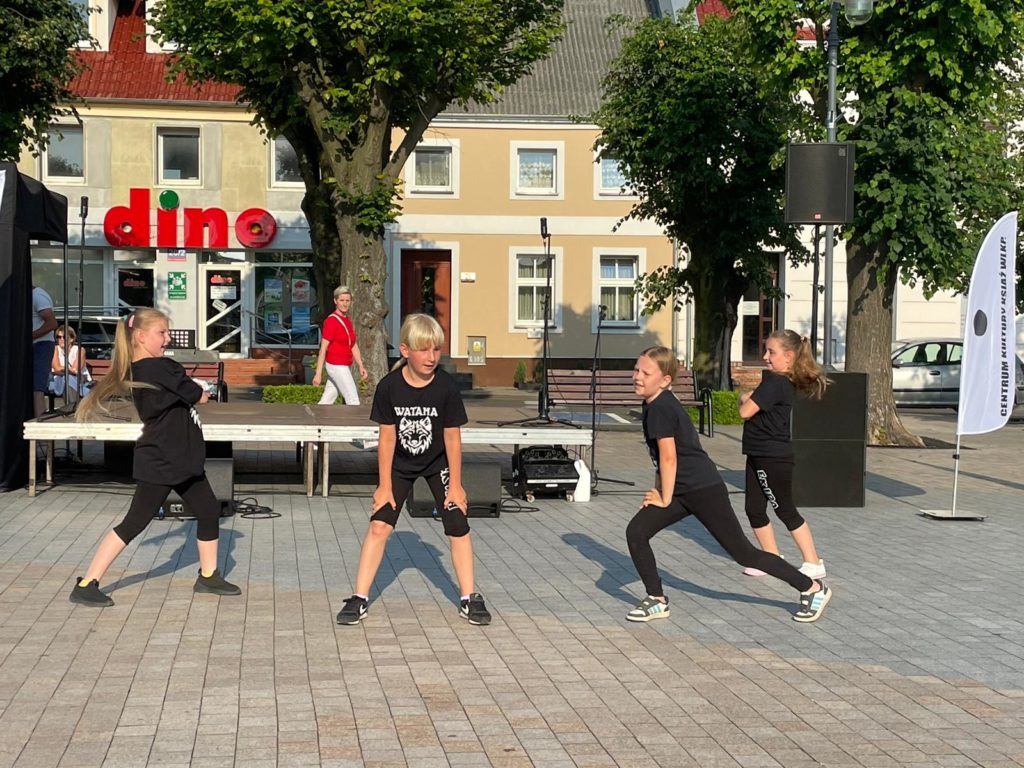 Na obrazku tańczy grupa dzieci