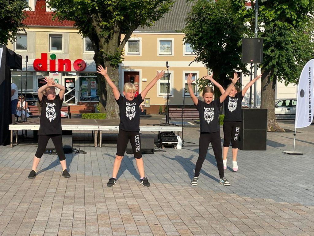Na obrazku tańczy grupa dzieci