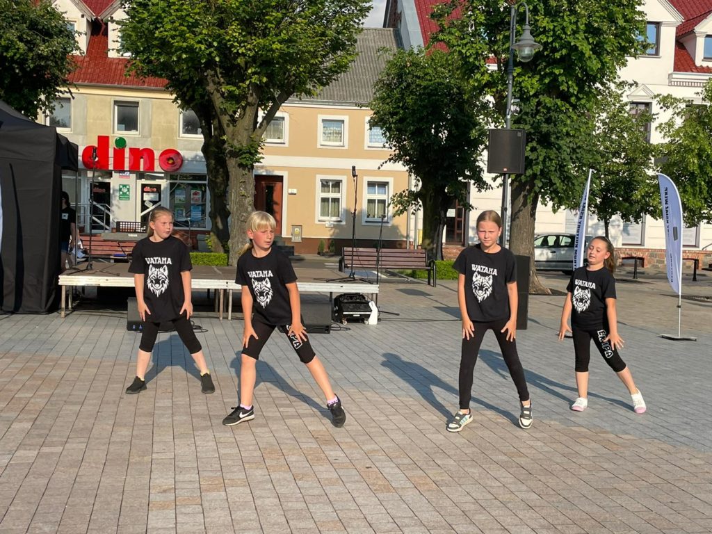 Na obrazku tańczy grupa dzieci